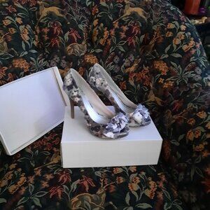 Fiomi Ladies Peep Toe 3 Inch Stiletto Heels Size 8, Slightly Used